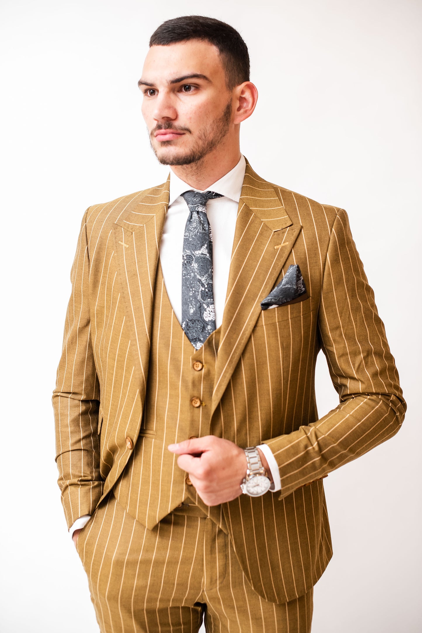 COSTUM SLIM FIT PINSTRIPE MUSTAR IN DUNGI