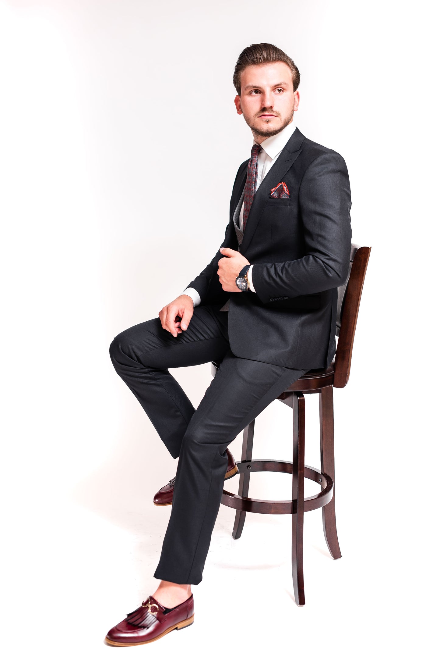 COSTUM SLIM FIT NEGRU CU CAROURI